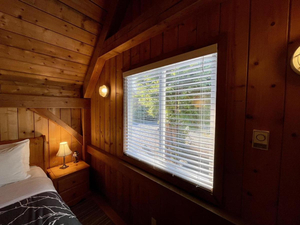 Waterfront Timber Frame Cottage! Ucluelet Buitenkant foto