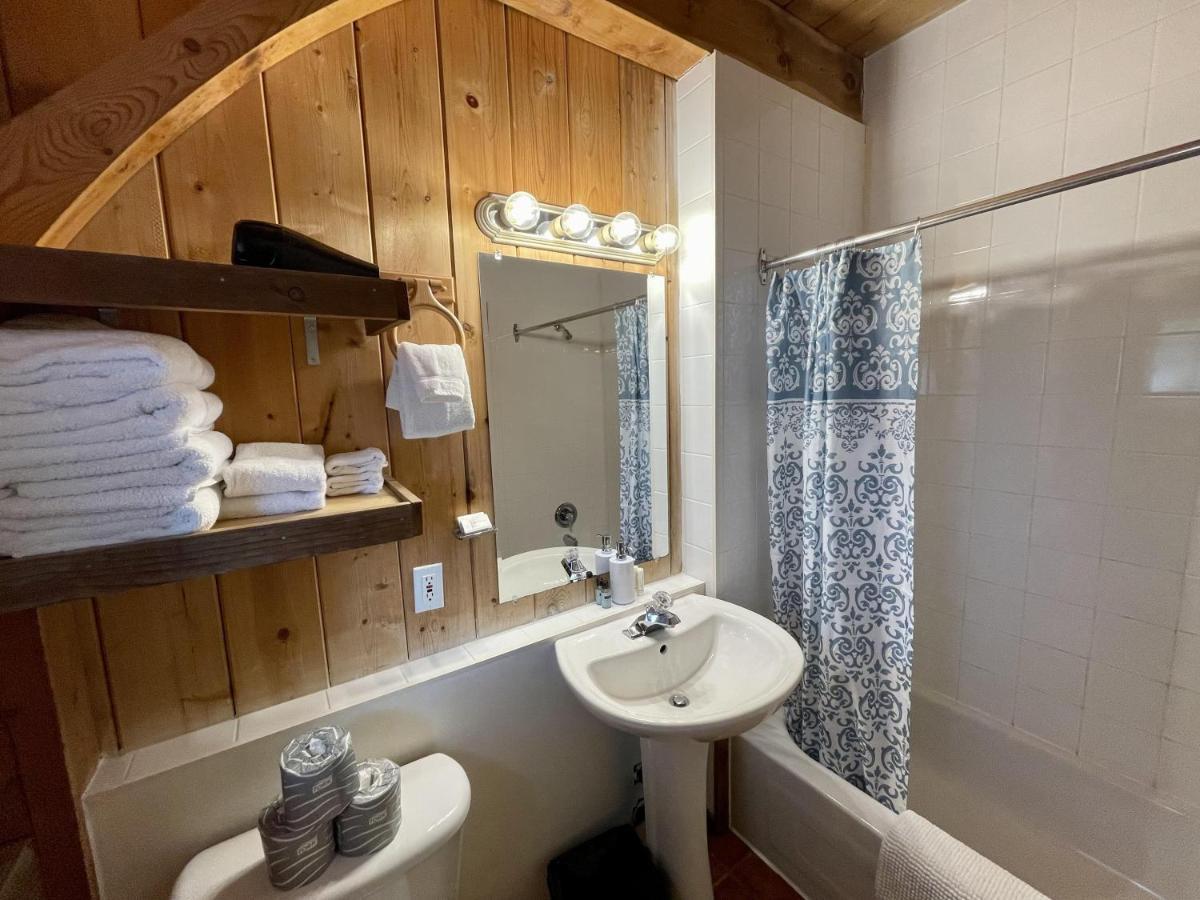Waterfront Timber Frame Cottage! Ucluelet Buitenkant foto