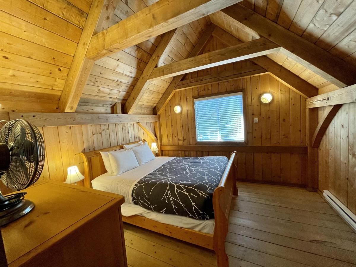 Waterfront Timber Frame Cottage! Ucluelet Buitenkant foto