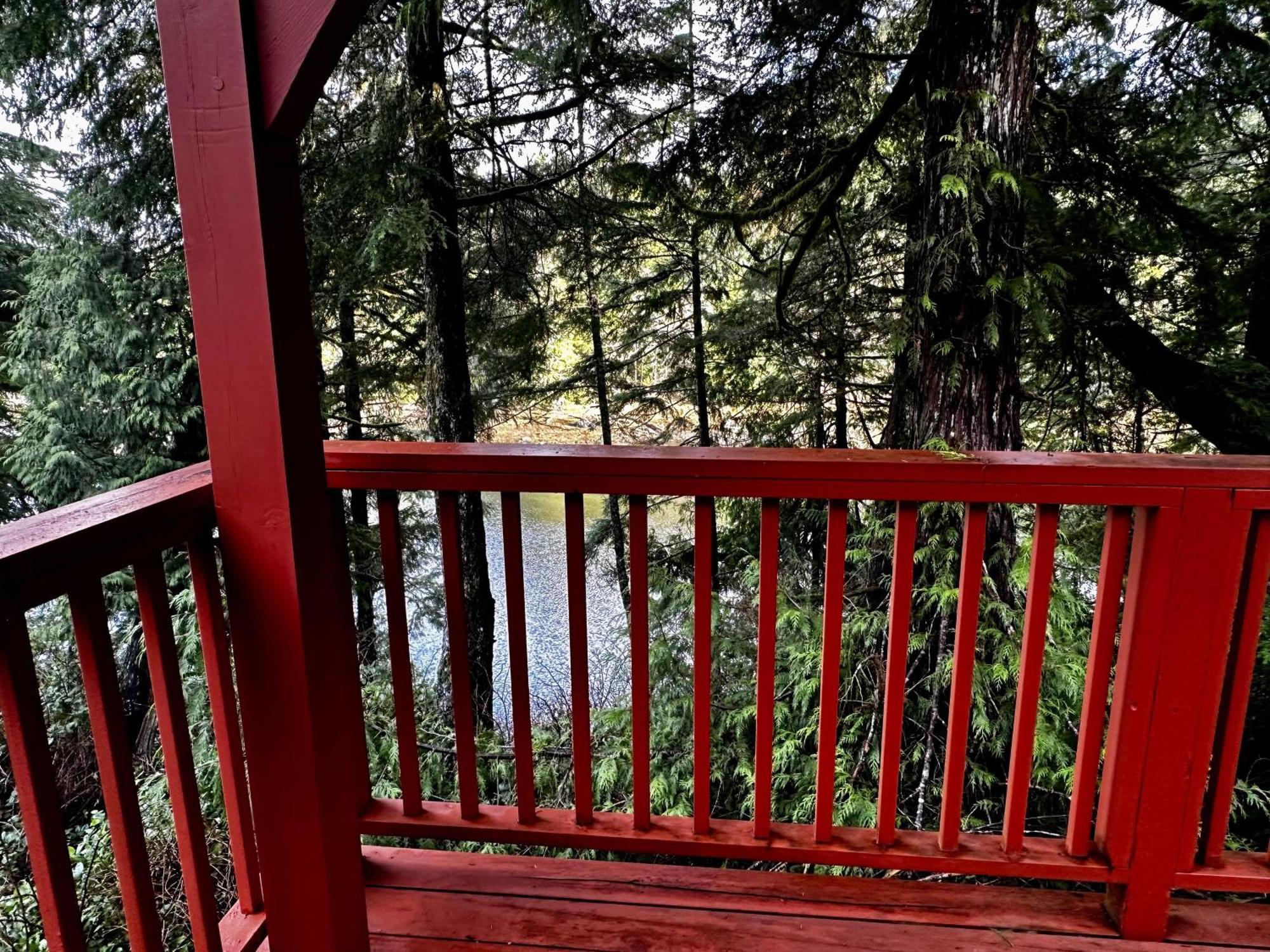 Waterfront Timber Frame Cottage! Ucluelet Buitenkant foto