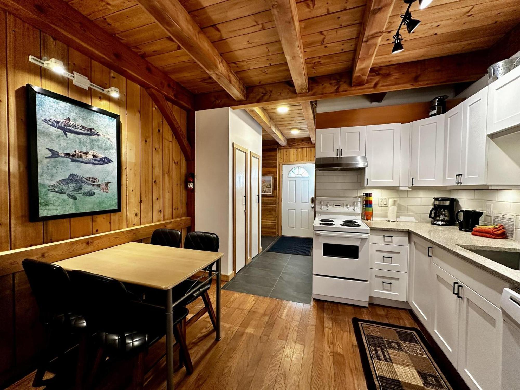 Waterfront Timber Frame Cottage! Ucluelet Buitenkant foto