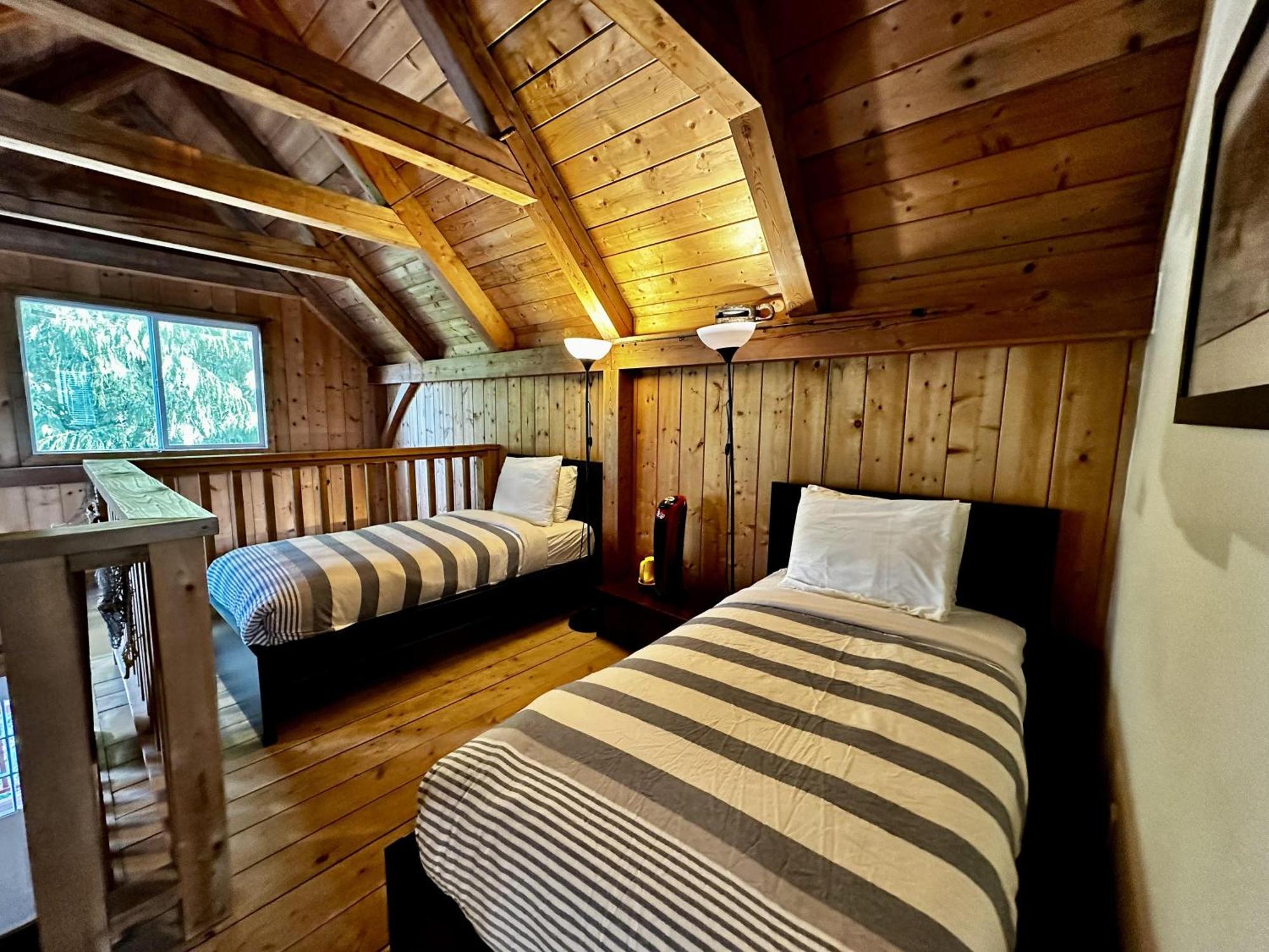 Waterfront Timber Frame Cottage! Ucluelet Buitenkant foto