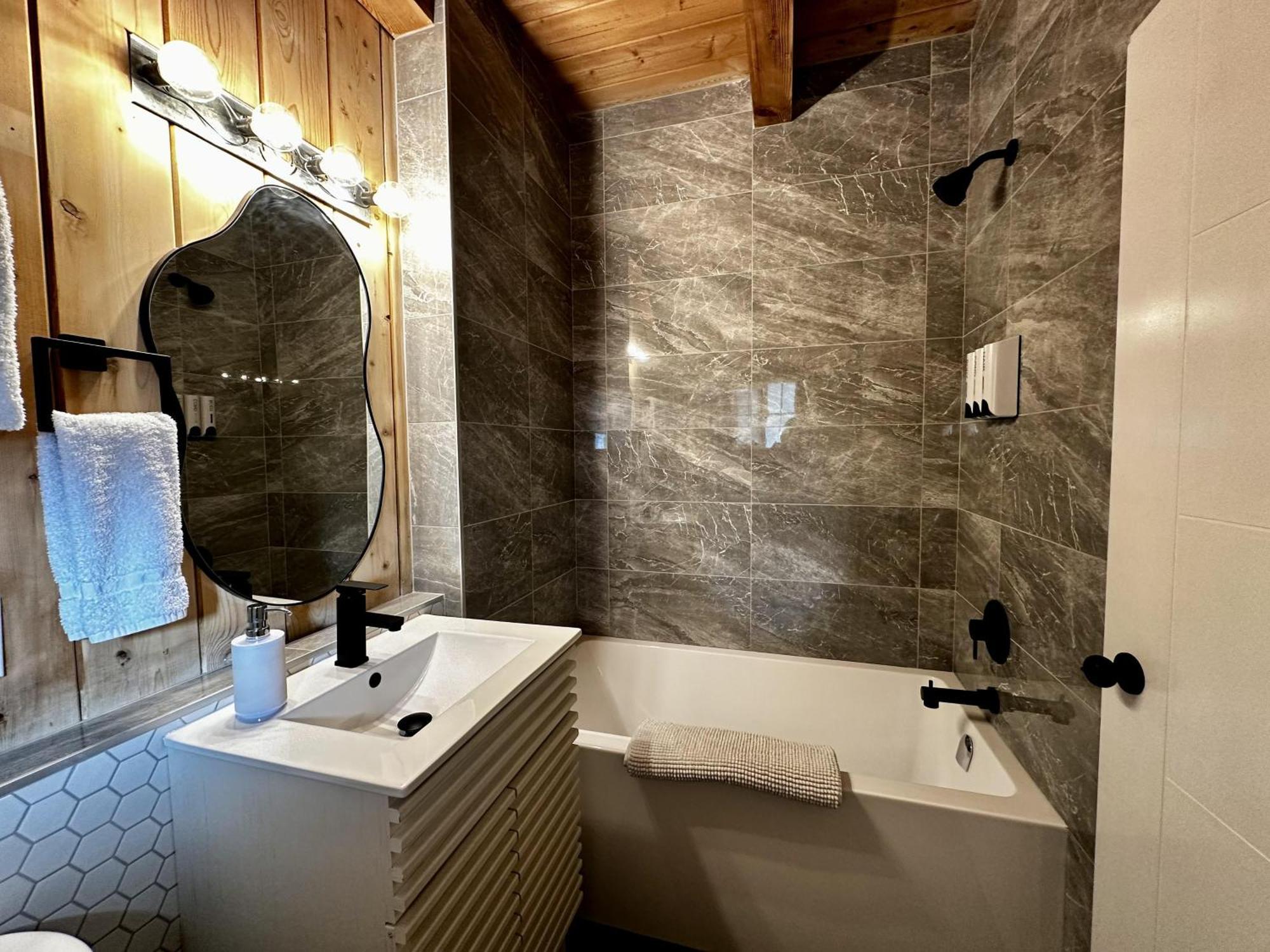 Waterfront Timber Frame Cottage! Ucluelet Buitenkant foto