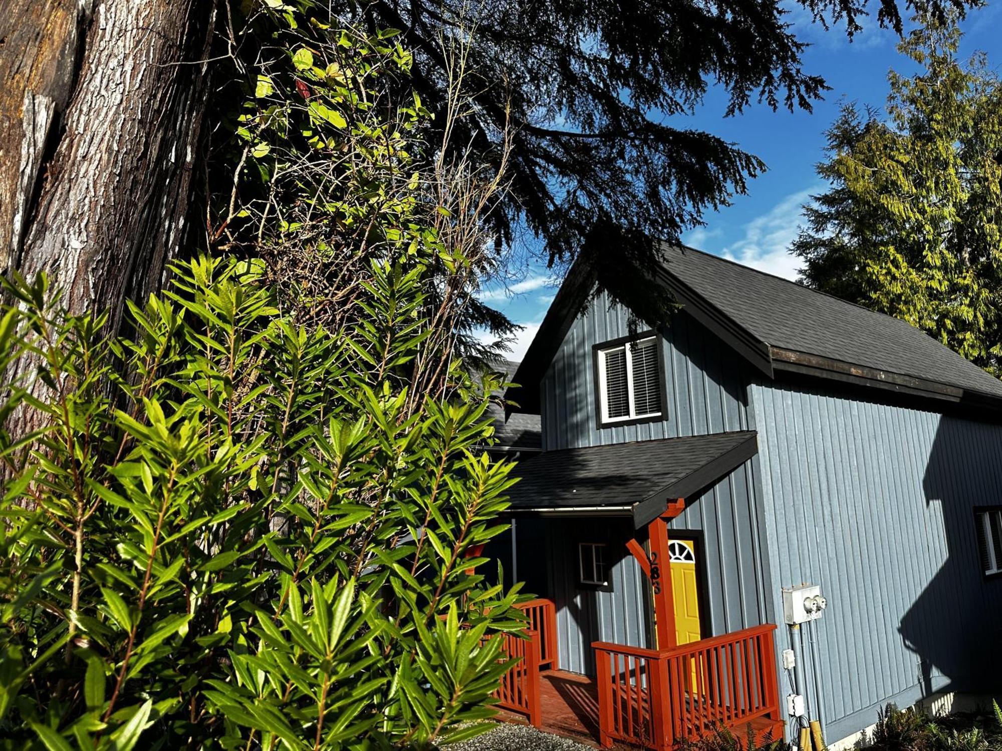 Waterfront Timber Frame Cottage! Ucluelet Buitenkant foto