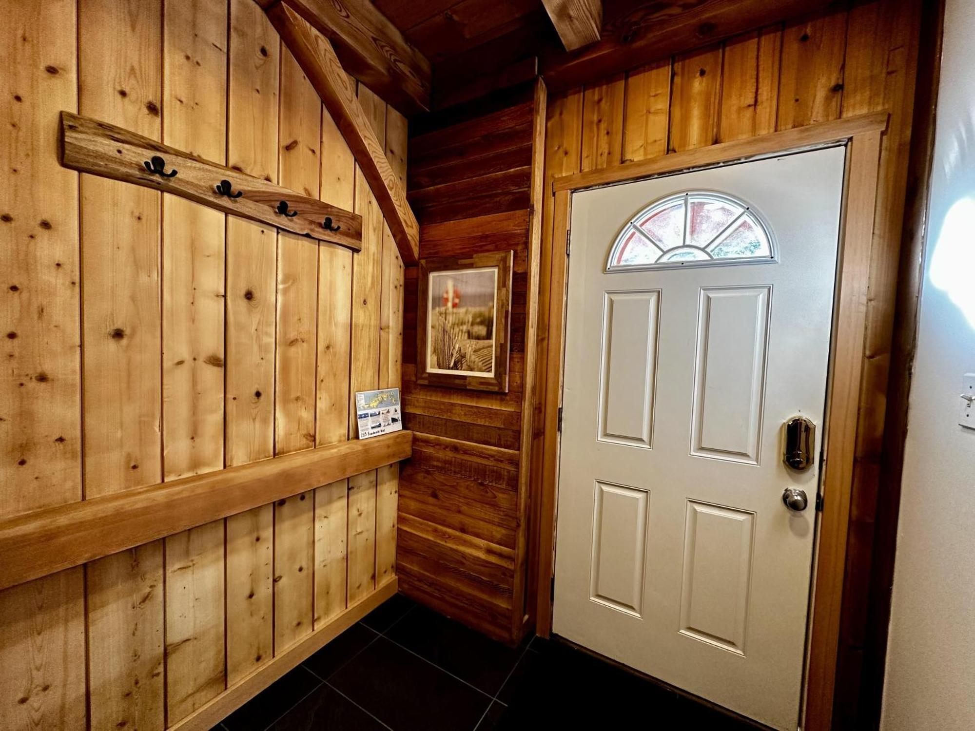 Waterfront Timber Frame Cottage! Ucluelet Buitenkant foto