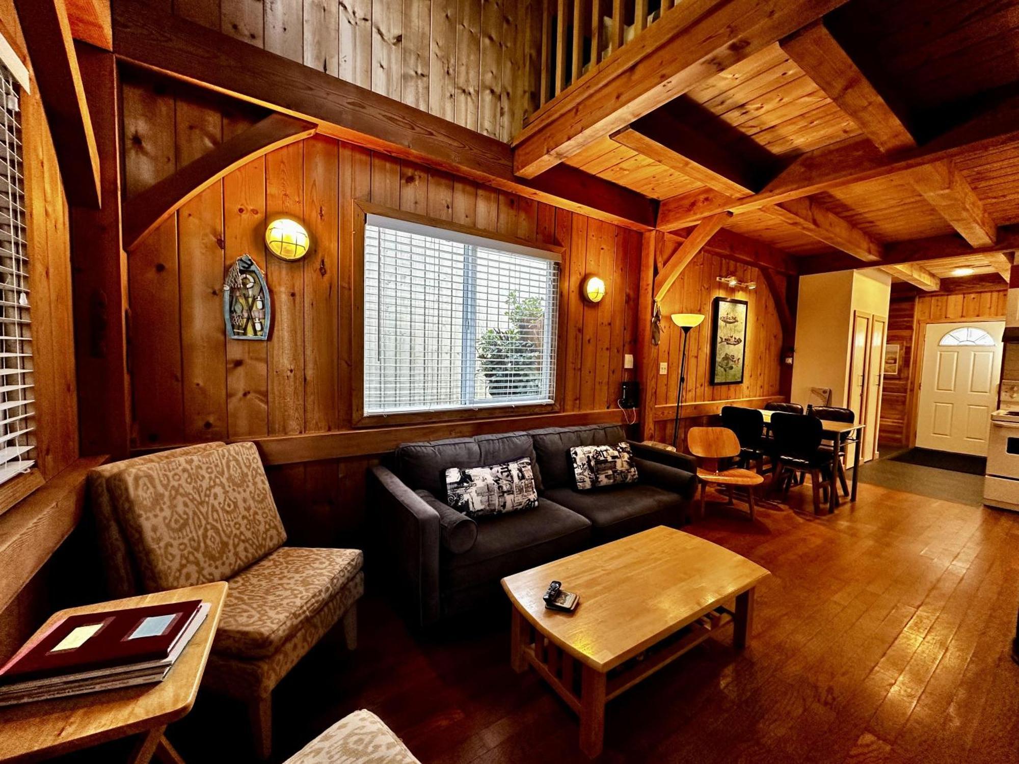 Waterfront Timber Frame Cottage! Ucluelet Buitenkant foto