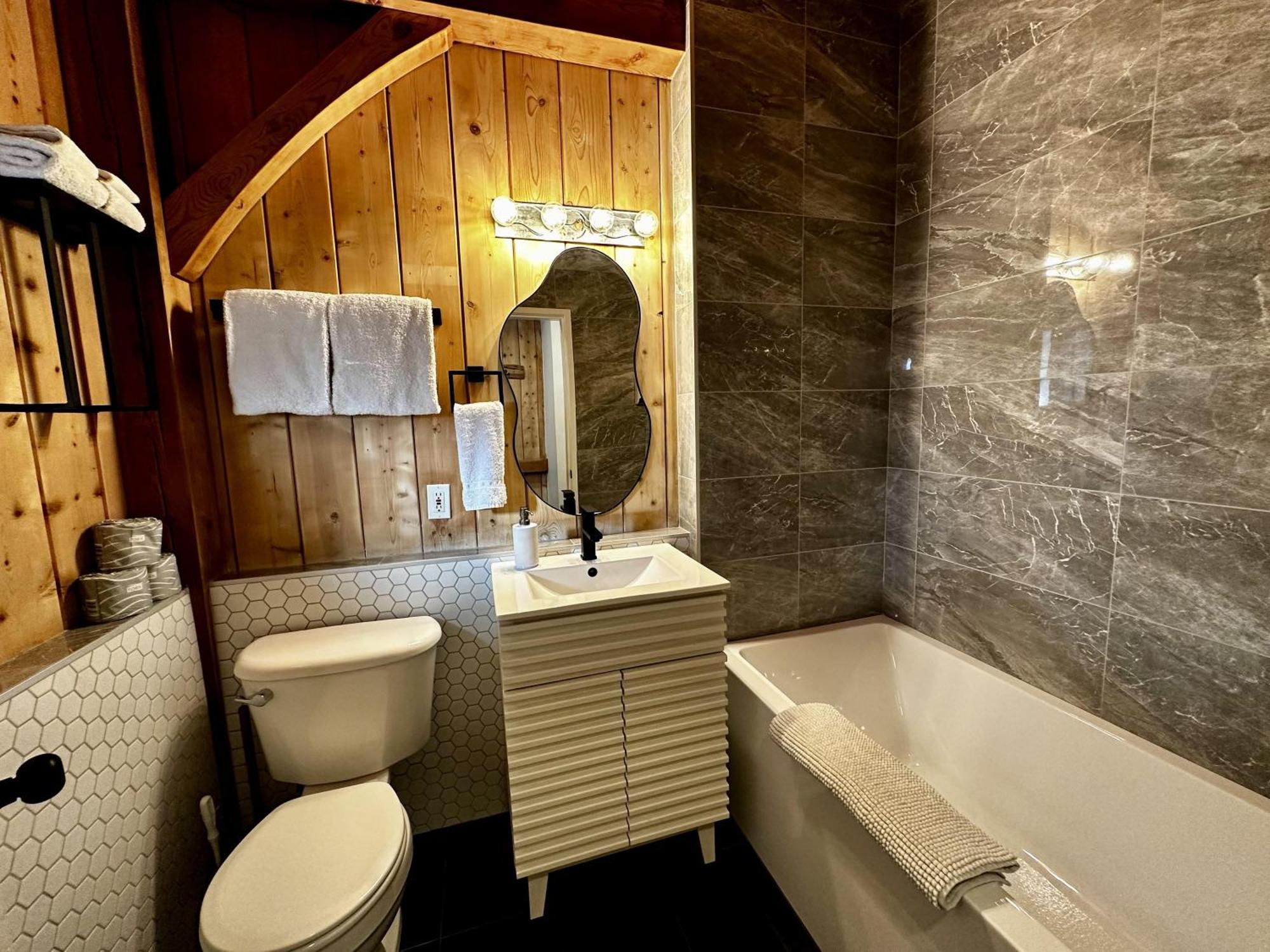 Waterfront Timber Frame Cottage! Ucluelet Buitenkant foto
