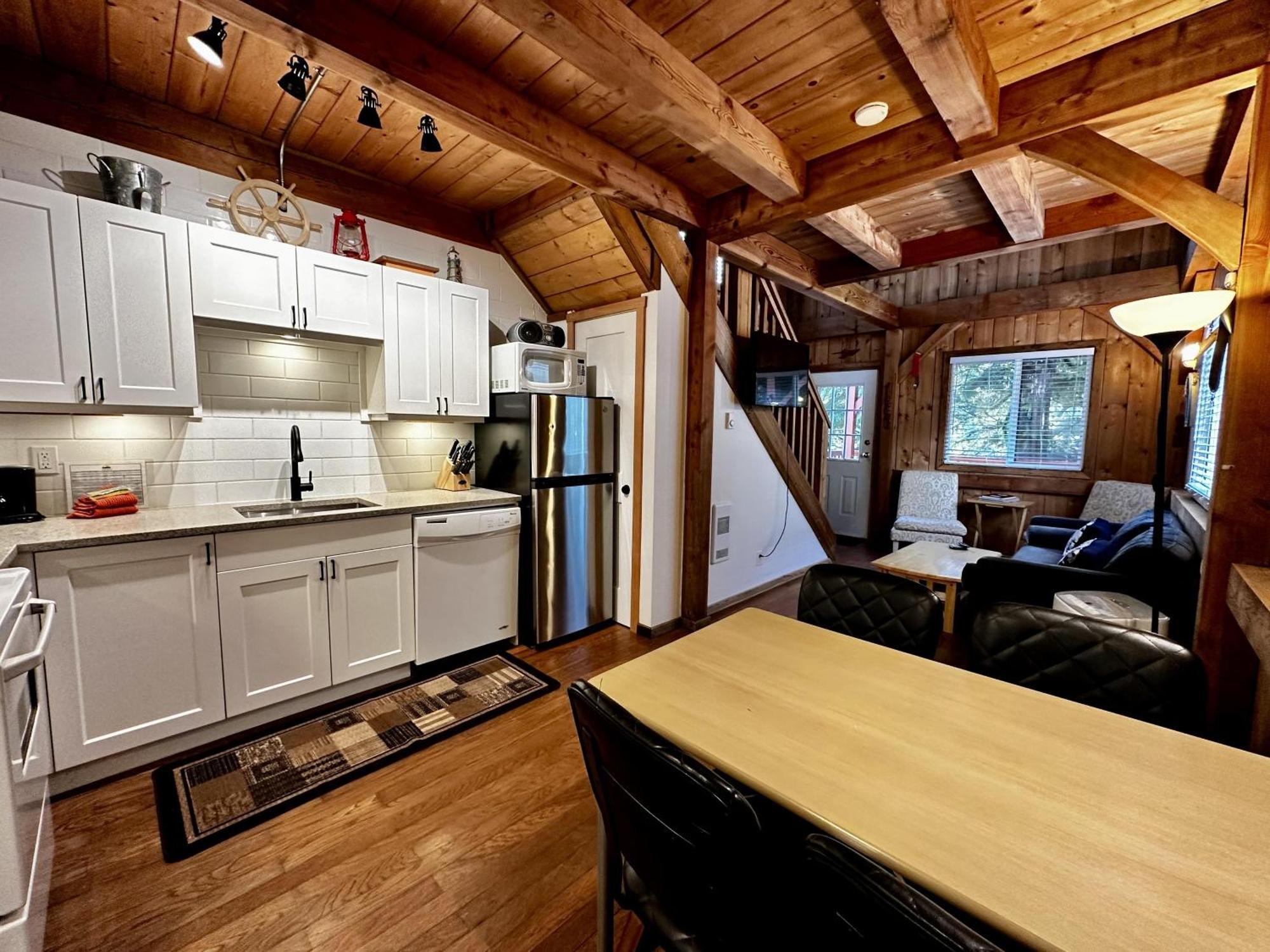 Waterfront Timber Frame Cottage! Ucluelet Buitenkant foto